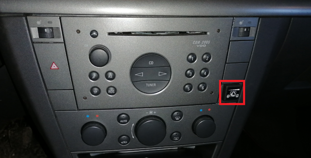 Matkustamon puolella kaasukonversion ainoa näkyvä asia on kuvassa merkitty painike. Siitä näkyy paljonko kaasua on jäljellä, ja ajetaanko tällä hetkellä kaasulla vai bensiinillä. Automaatio hoitaa kaasun valinnan käyttövoimaksi, kun moottorin lämpötila on riittävä. Painikkeesta voi kuitenkin itse manuaalisesti vaihtaa käyttövoimaa halutessaan.