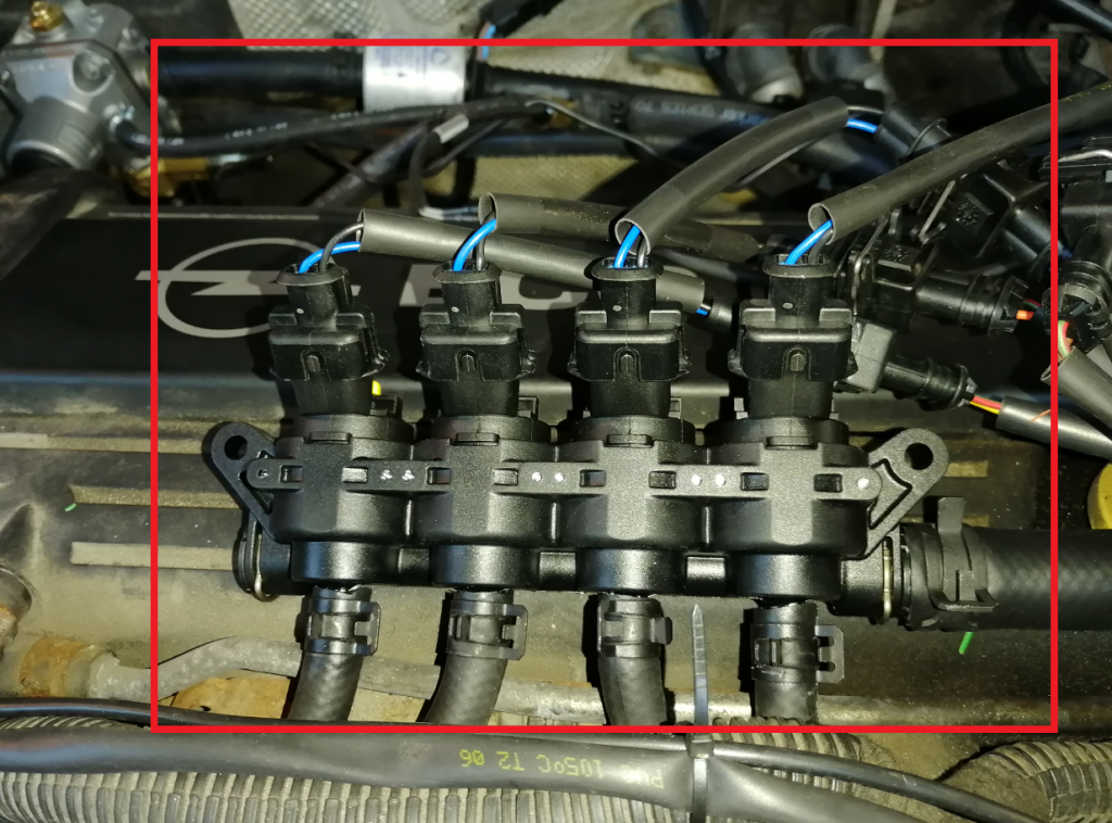 Moottoritilassa näkyvin muutos on vanhan ruiskutusjärjestelmän rinnalle asennettava kaasukäyttövoiman vaatima oma ruiskutusjärjestelmä eli injektorikisko.